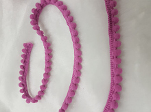 тесьма декоративная с мелкими помпонами малина